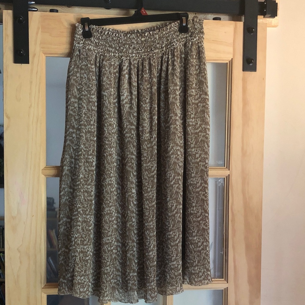 Smocked-Waist Midi Skirt in Brown Print